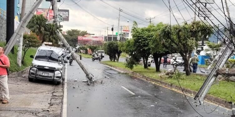 Atención a Lesionados en Accidente de Camión en Los Próceres