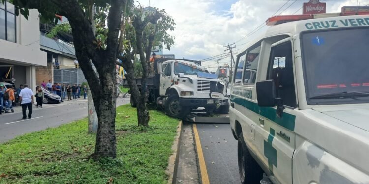 Atención a Lesionados en Accidente de Camión en Los Próceres