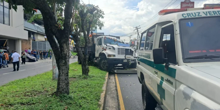 Atención a Lesionados en Accidente de Camión en Los Próceres