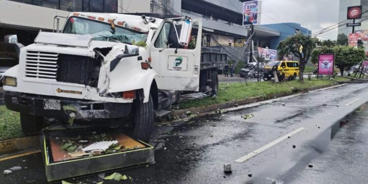 Atención a Lesionados en Accidente de Camión en Los Próceres