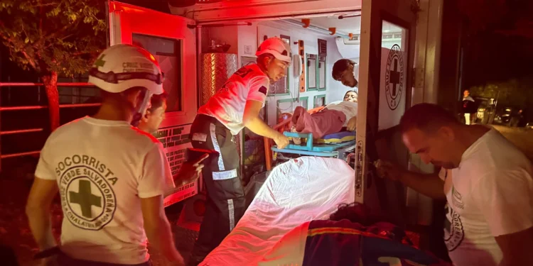 Rescate de persona en río Metayate Chalatenango
