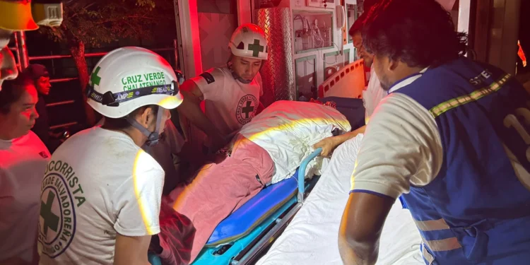 Rescate de persona en río Metayate Chalatenango