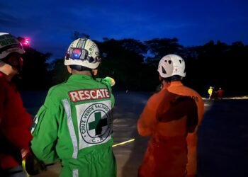 Rescate de persona en río Metayate Chalatenango