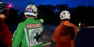Rescate de persona en río Metayate Chalatenango