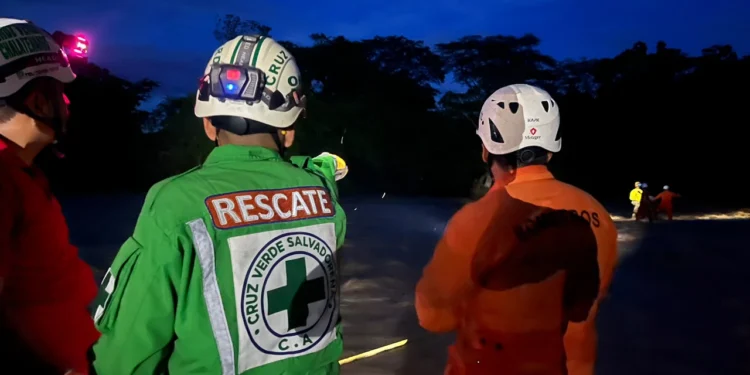 Rescate de persona en río Metayate Chalatenango