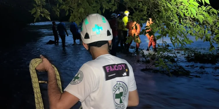 Rescate de persona en río Metayate Chalatenango