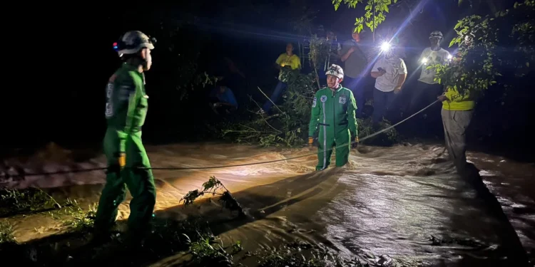 Rescate de persona en río Metayate Chalatenango