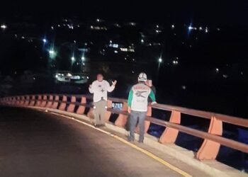 Socorrista de Cruz Verde evita que un hombre se lance de un paso a desnivel en San Salvador