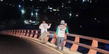 Socorrista de Cruz Verde evita que un hombre se lance de un paso a desnivel en San Salvador