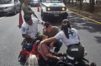 Mujer resulta lesionada tras caer de su motocicleta en la carretera Panamericana