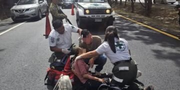 Mujer resulta lesionada tras caer de su motocicleta en la carretera Panamericana