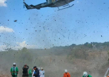 Rescatistas extraen a dos personas que cayeron en un barranco en Ilobasco