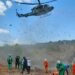 Rescatistas extraen a dos personas que cayeron en un barranco en Ilobasco