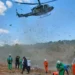 Rescatistas extraen a dos personas que cayeron en un barranco en Ilobasco